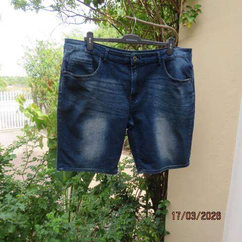 Blue denim polycotton stretch shorts with back and front pockets, size 44