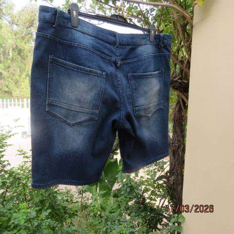 Blue denim polycotton stretch shorts with back and front pockets, size 44
