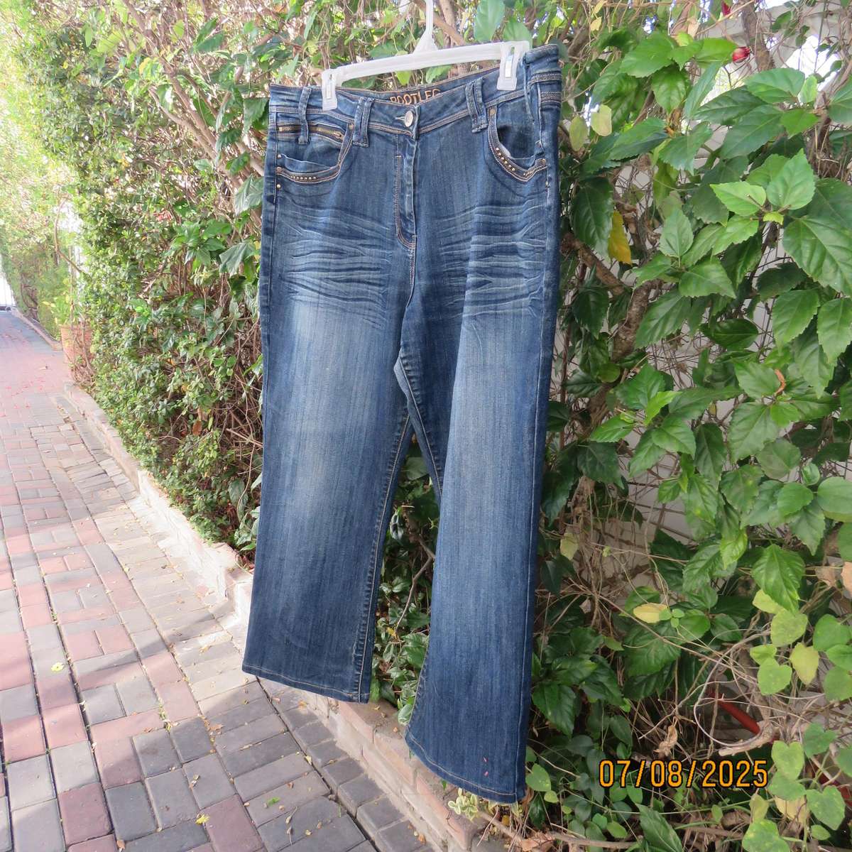 Modern blue denim bootleg jeans size 46. Back-front pockets. As new