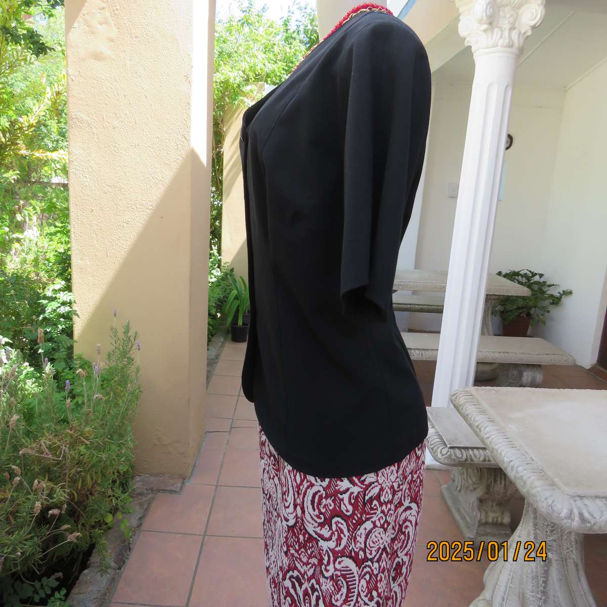 Elegant black short sleeve firm polycotton collarless jacket. Four button closure. Size 40. As new