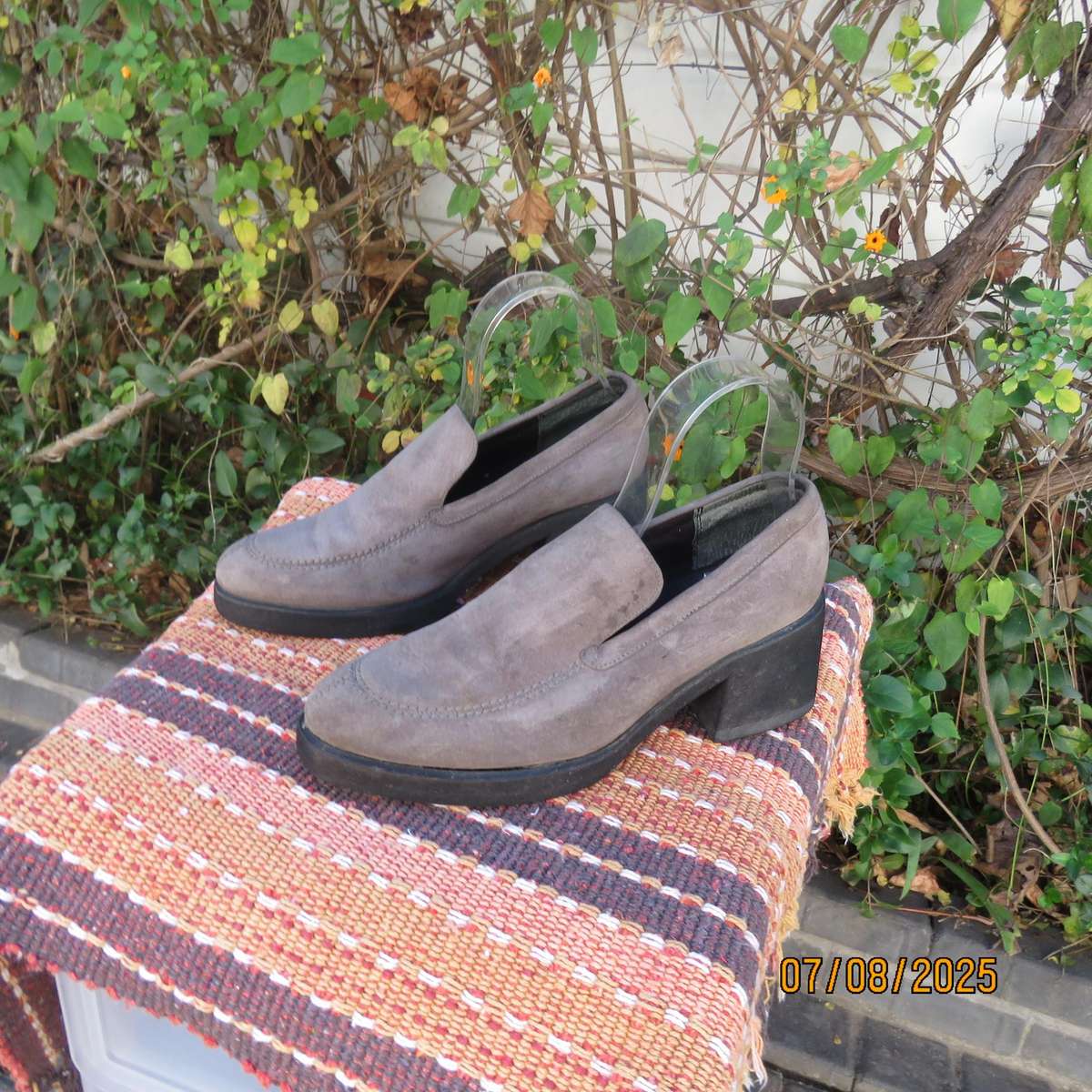 HUSH PUPPIES ecru colour genuine leather block heel shoes size 7. Soft inner.