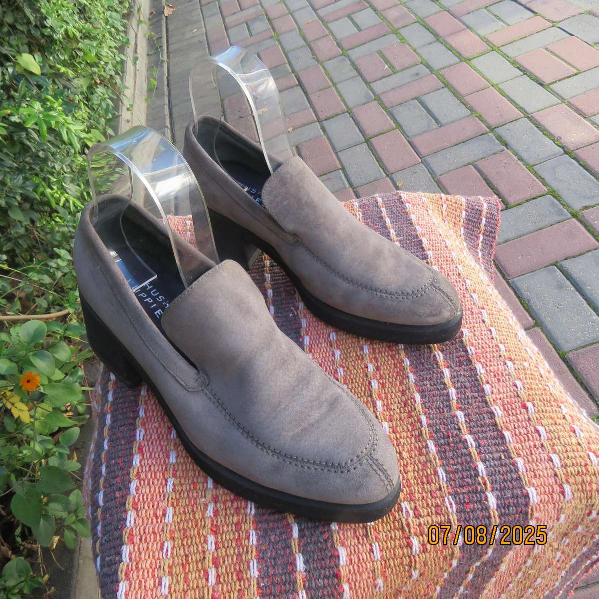 HUSH PUPPIES ecru colour genuine leather block heel shoes size 7. Soft inner.