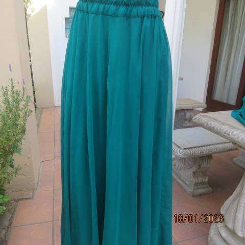 PLEZER from Mumbai jade green 3 pc outfit in sheer polyester.Luxury embellishment. Size 34.