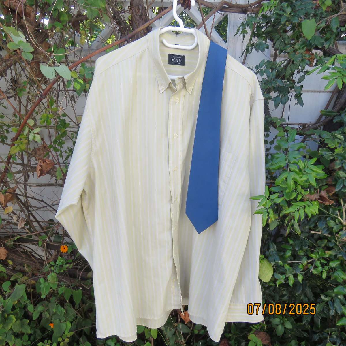 TRUWORTHS Man striped long sleeve polycotton shirt in corn-blue-white. Size XXL. Free tie