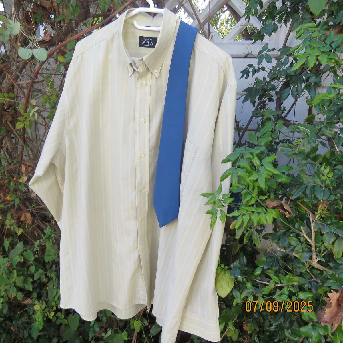 TRUWORTHS Man striped long sleeve polycotton shirt in corn-blue-white. Size XXL. Free tie