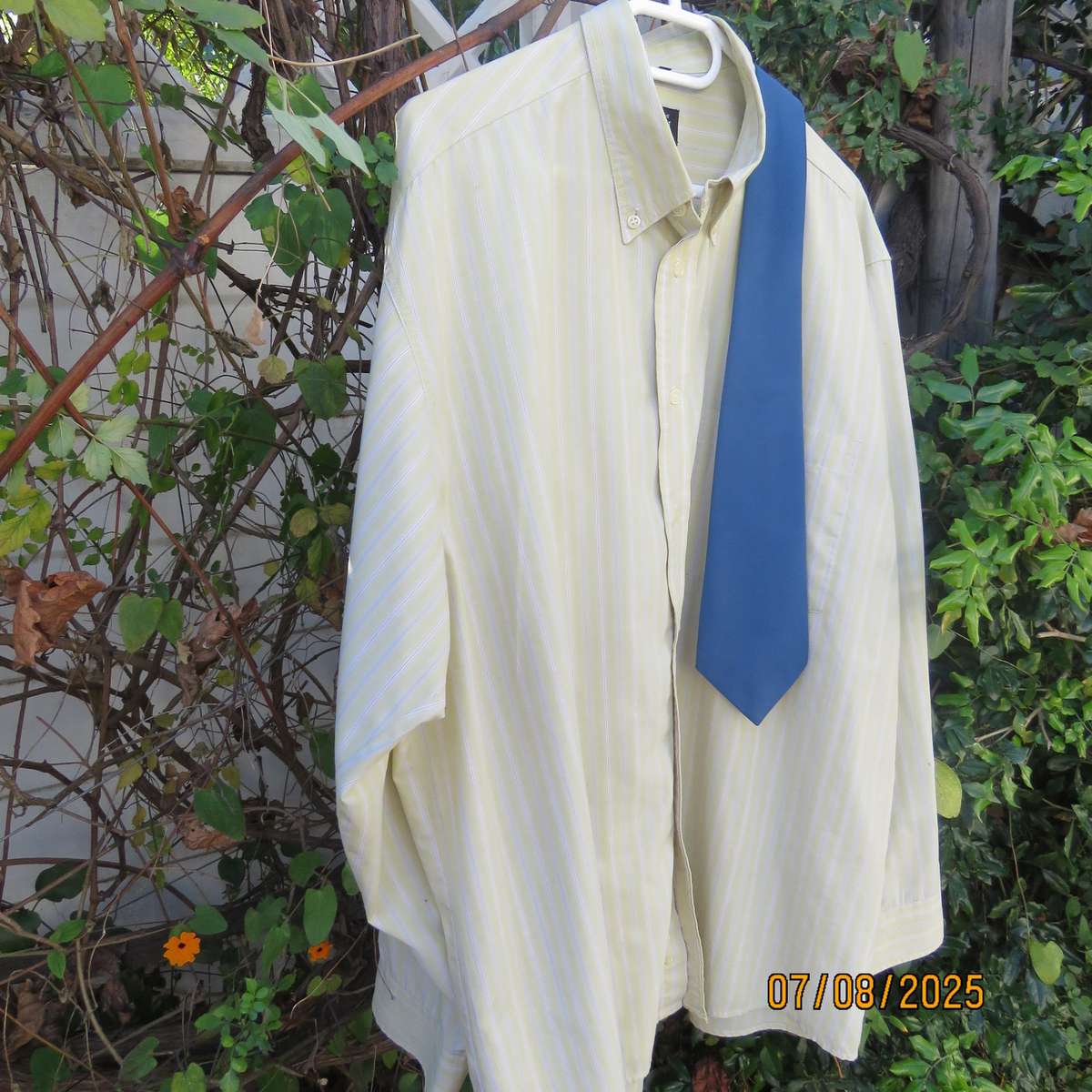 TRUWORTHS Man striped long sleeve polycotton shirt in corn-blue-white. Size XXL. Free tie