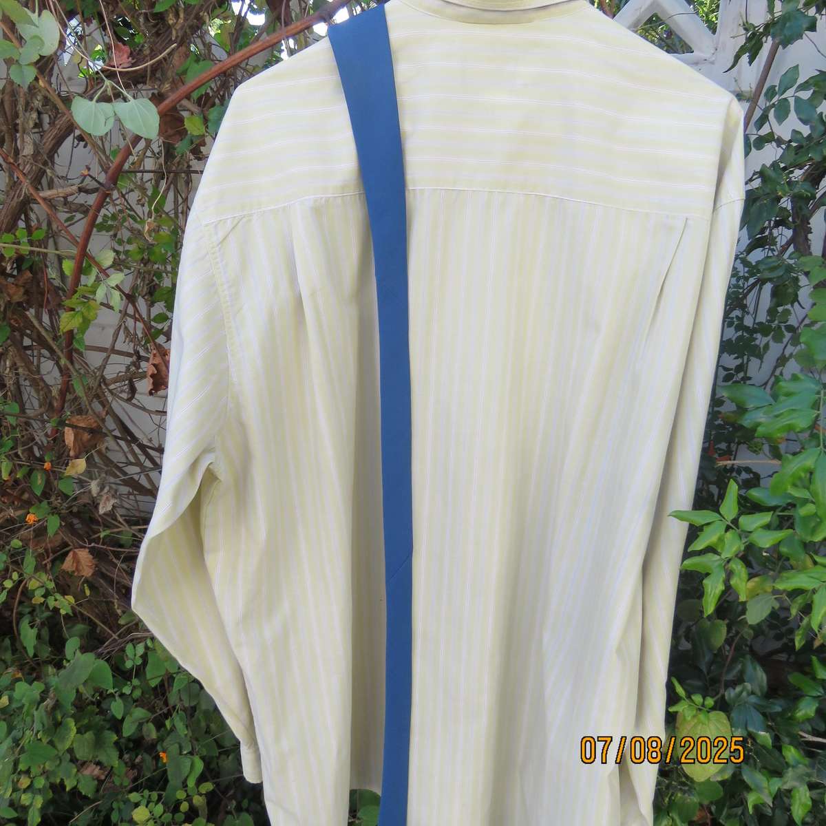 TRUWORTHS Man striped long sleeve polycotton shirt in corn-blue-white. Size XXL. Free tie