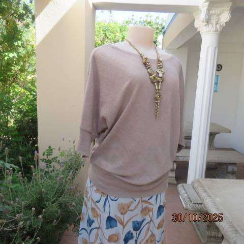 FABULOUS acrylic-gold lurex knit slip over blouson style top. Size 42-44