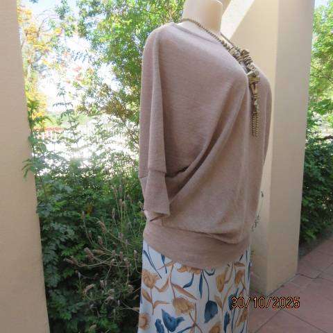 FABULOUS acrylic-gold lurex knit slip over blouson style top. Size 42-44