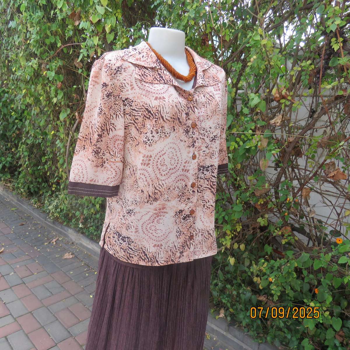 Animal print size 37 button down top with double collar. Brown-cream-dark peach