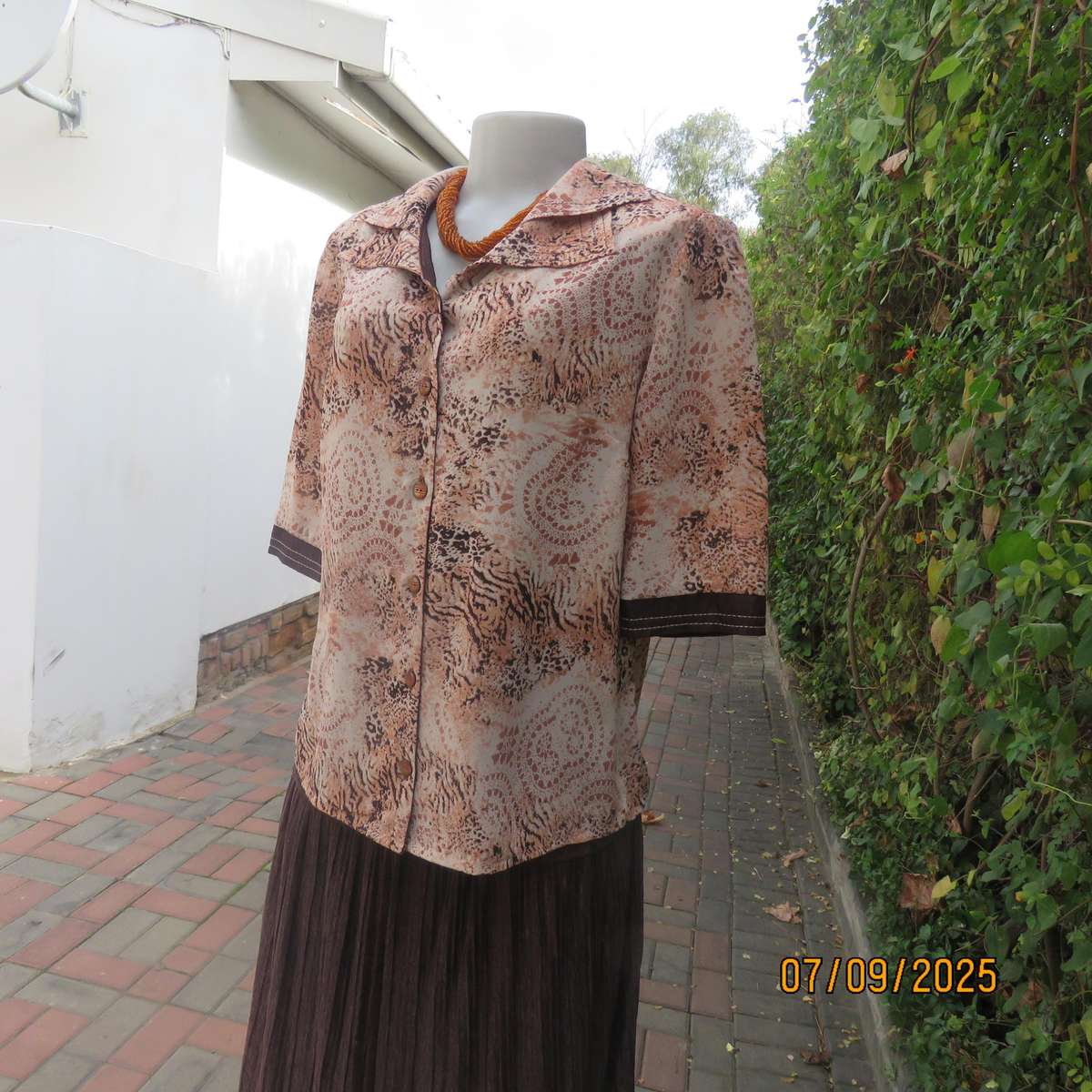 Animal print size 37 button down top with double collar. Brown-cream-dark peach