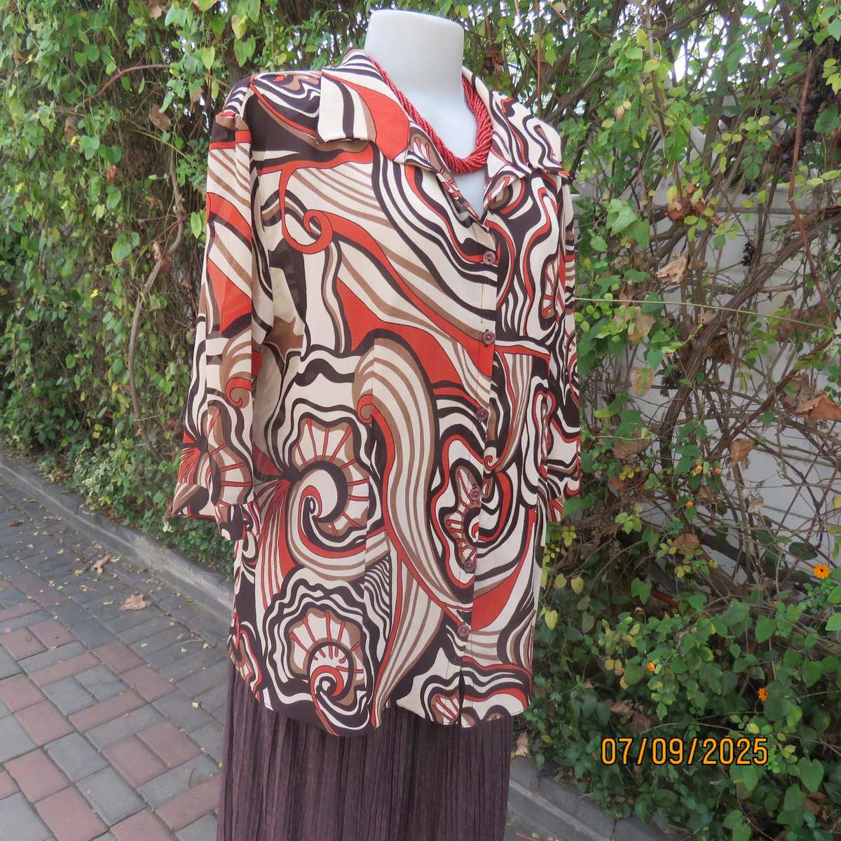 PRIMA geometrical print autumn colour creased polyester top. Elbow length sleeves. Size 42