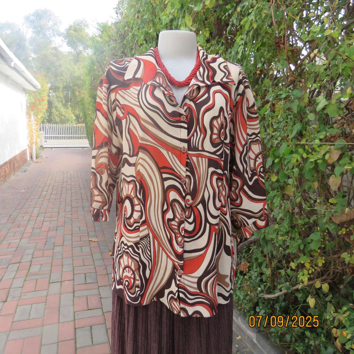 PRIMA geometrical print autumn colour creased polyester top. Elbow length sleeves. Size 42