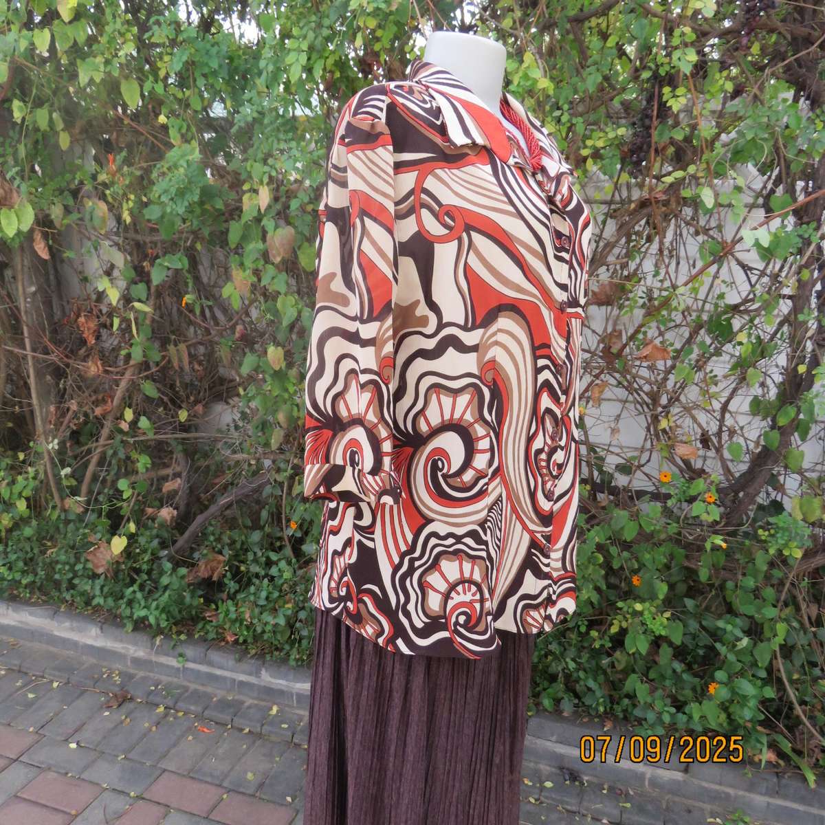 PRIMA geometrical print autumn colour creased polyester top. Elbow length sleeves. Size 42