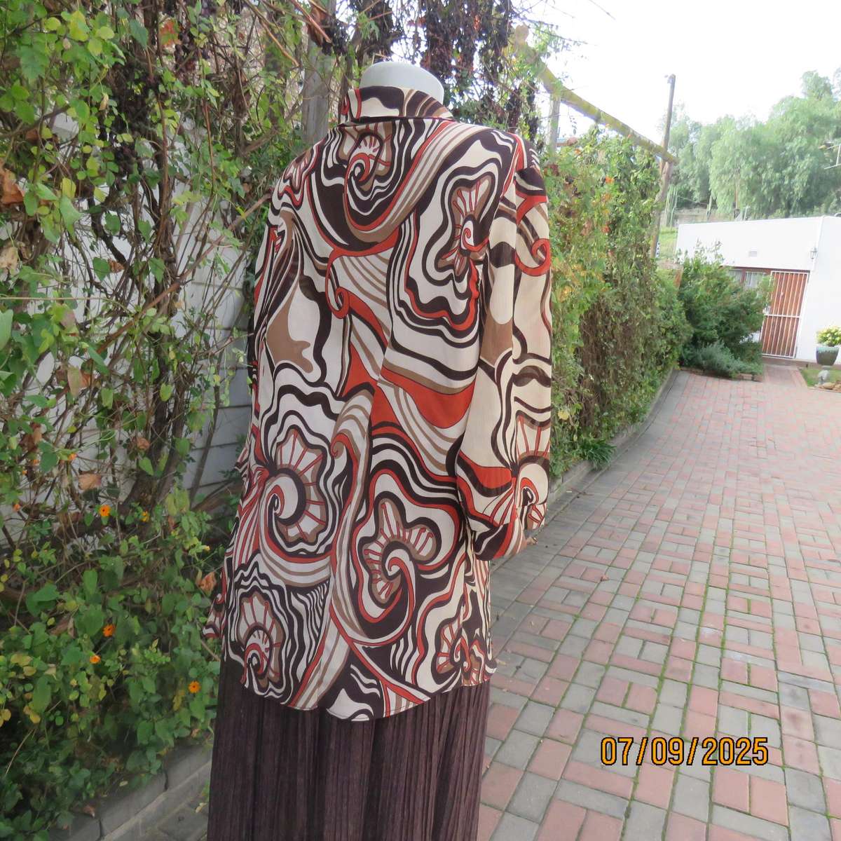 PRIMA geometrical print autumn colour creased polyester top. Elbow length sleeves. Size 42