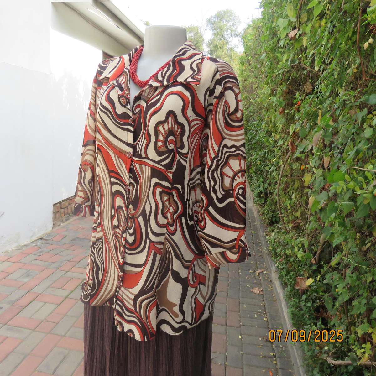 PRIMA geometrical print autumn colour creased polyester top. Elbow length sleeves. Size 42