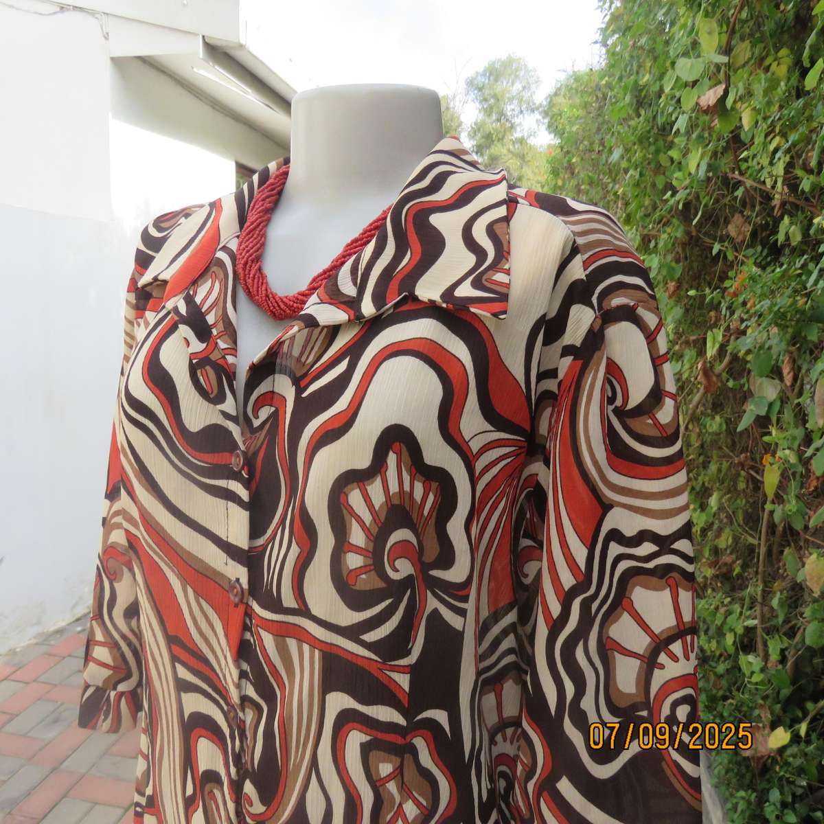 PRIMA geometrical print autumn colour creased polyester top. Elbow length sleeves. Size 42