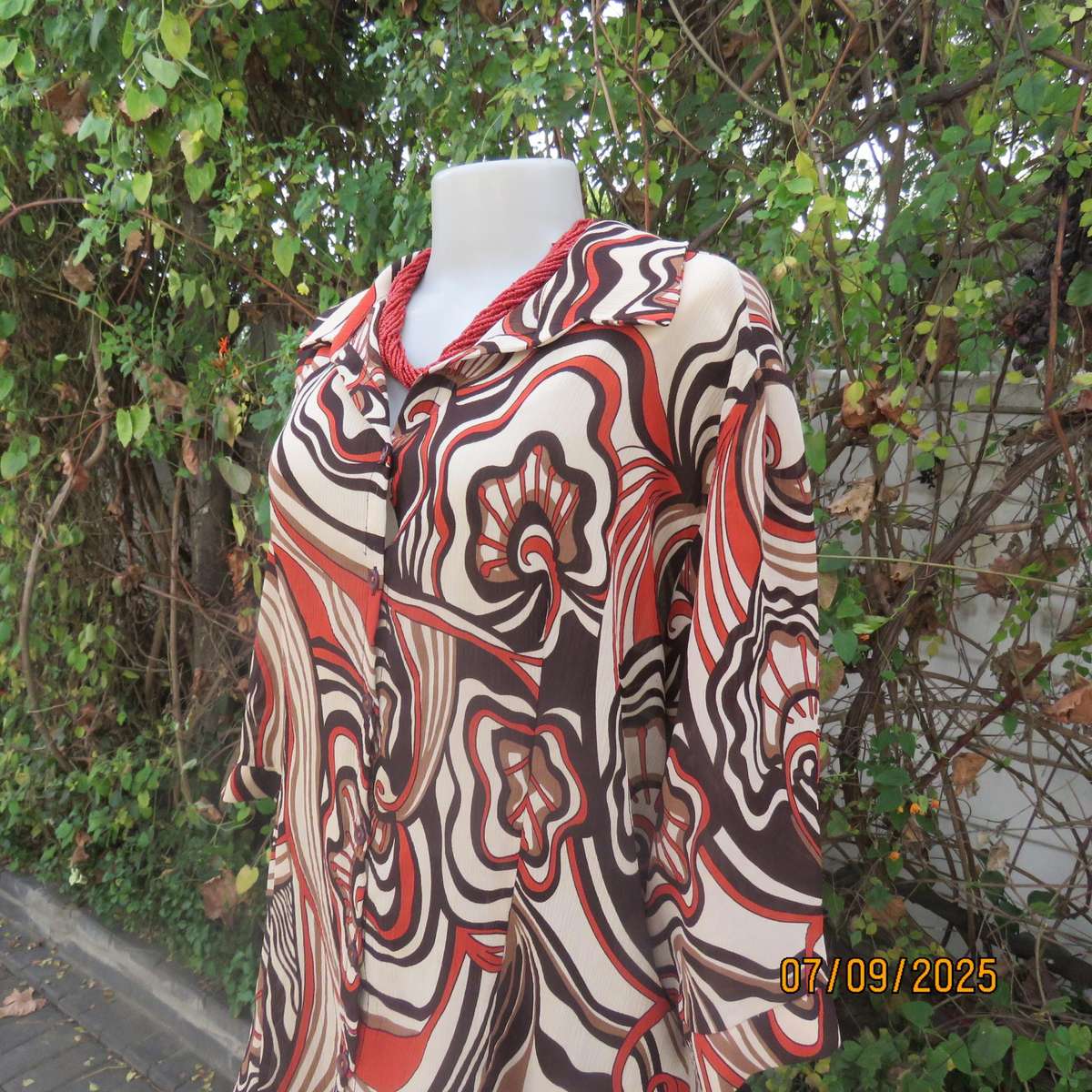 PRIMA geometrical print autumn colour creased polyester top. Elbow length sleeves. Size 42
