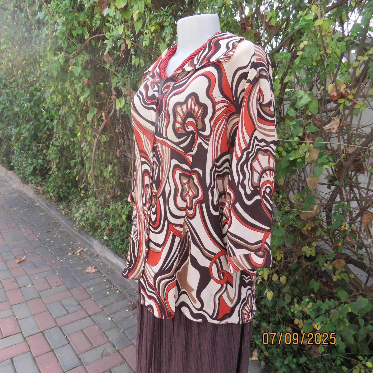 PRIMA geometrical print autumn colour creased polyester top. Elbow length sleeves. Size 42