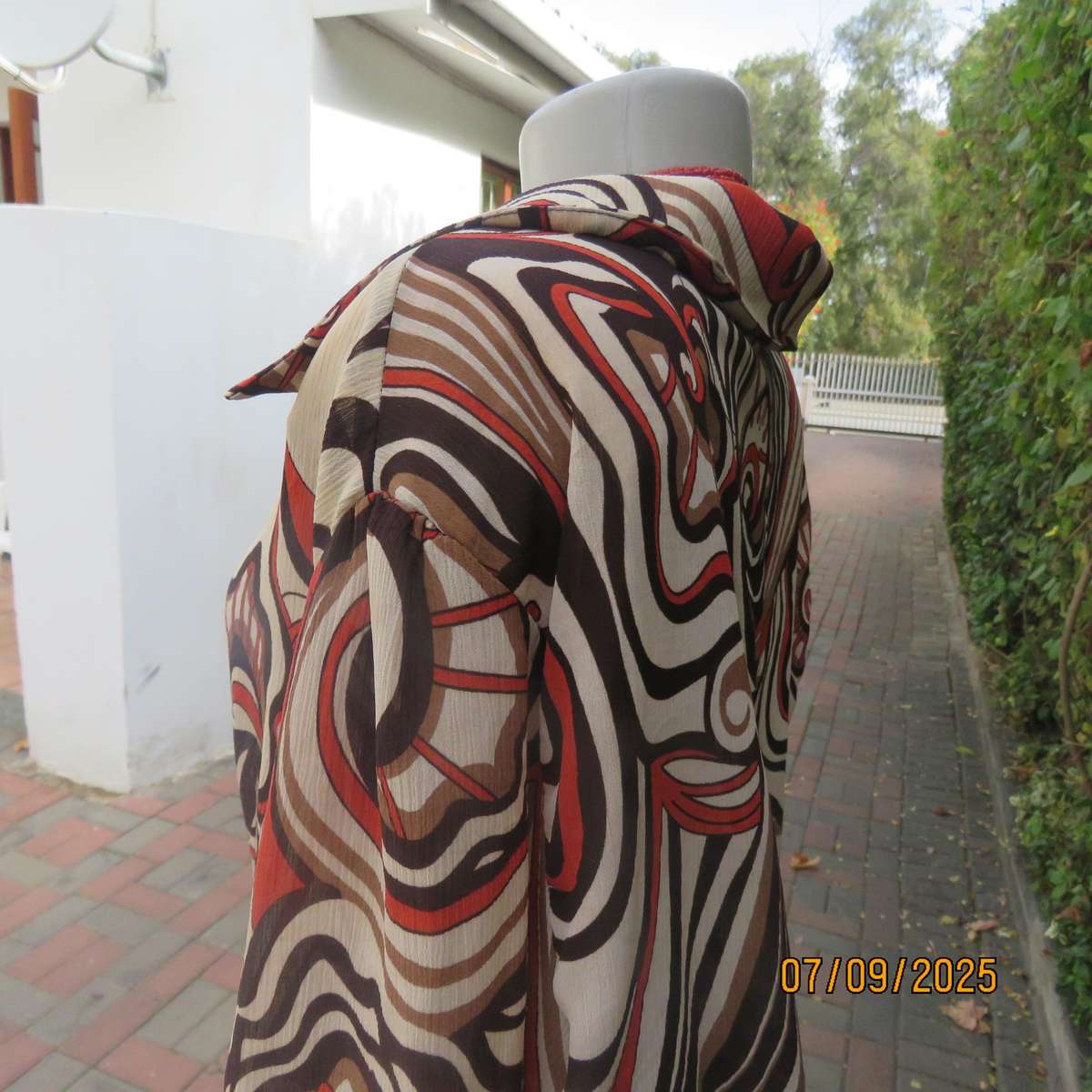 PRIMA geometrical print autumn colour creased polyester top. Elbow length sleeves. Size 42