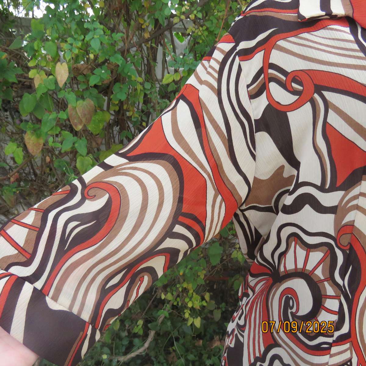 PRIMA geometrical print autumn colour creased polyester top. Elbow length sleeves. Size 42