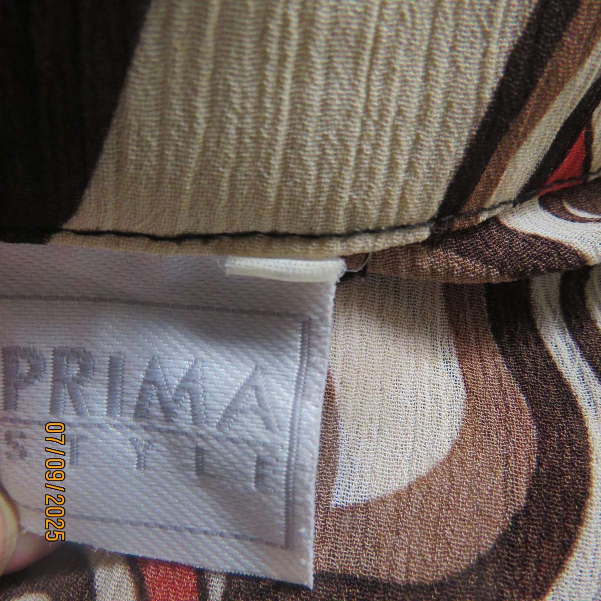 PRIMA geometrical print autumn colour creased polyester top. Elbow length sleeves. Size 42