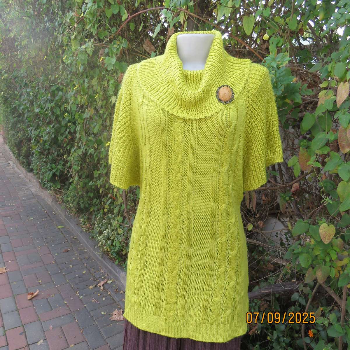 SAKURA long acrylic knit top in corn yellow. Short wide raglan sleeves. Poloneck. Size 40-42