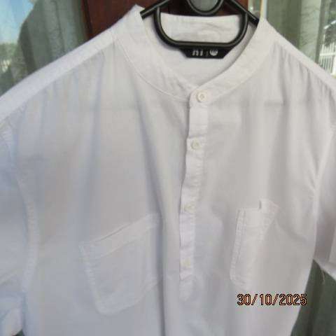 Men's white modern cotton short sleeve shirt with banded collar. Size XXL