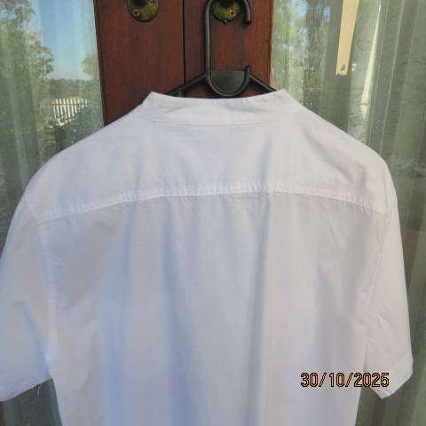 Men's white modern cotton short sleeve shirt with banded collar. Size XXL