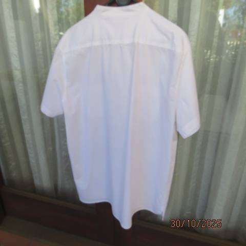 Men's white modern cotton short sleeve shirt with banded collar. Size XXL