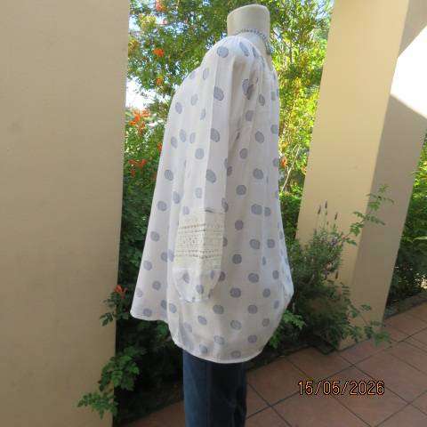 QUEENSPARK white viscose-nylon top with pale blue polka dots, size 42