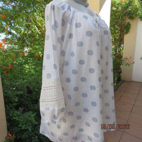 QUEENSPARK white viscose-nylon top with pale blue polka dots, size 42