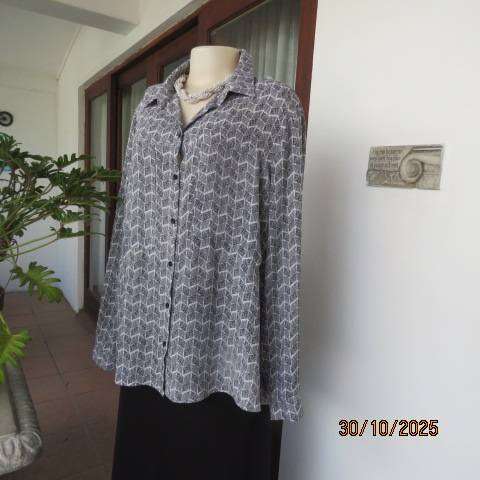 WOOLWORTHS very soft polyester black-white graphic print long sleeve top size 44