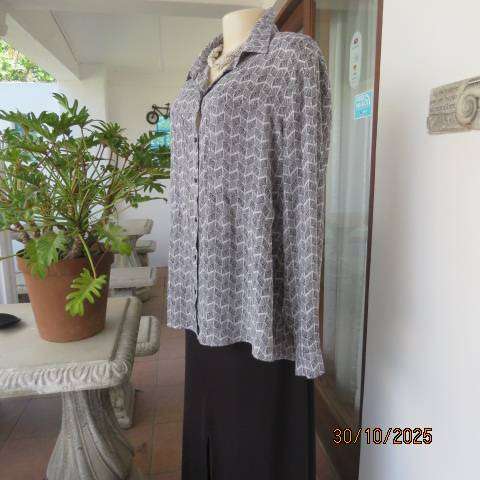 WOOLWORTHS very soft polyester black-white graphic print long sleeve top size 44