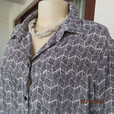 WOOLWORTHS very soft polyester black-white graphic print long sleeve top size 44