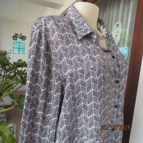 WOOLWORTHS very soft polyester black-white graphic print long sleeve top size 44