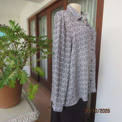 WOOLWORTHS very soft polyester black-white graphic print long sleeve top size 44
