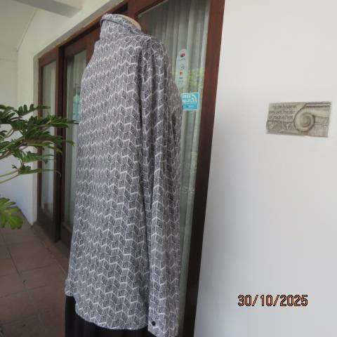 WOOLWORTHS very soft polyester black-white graphic print long sleeve top size 44