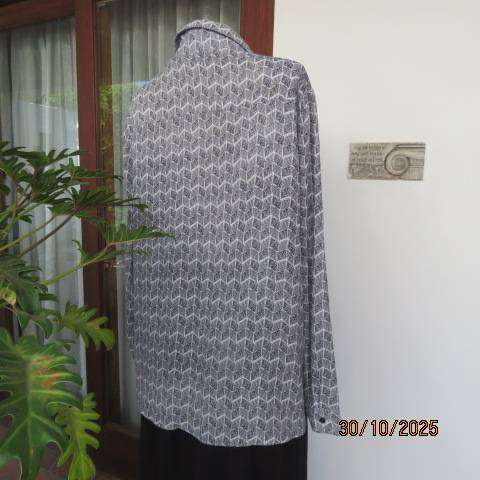 WOOLWORTHS very soft polyester black-white graphic print long sleeve top size 44