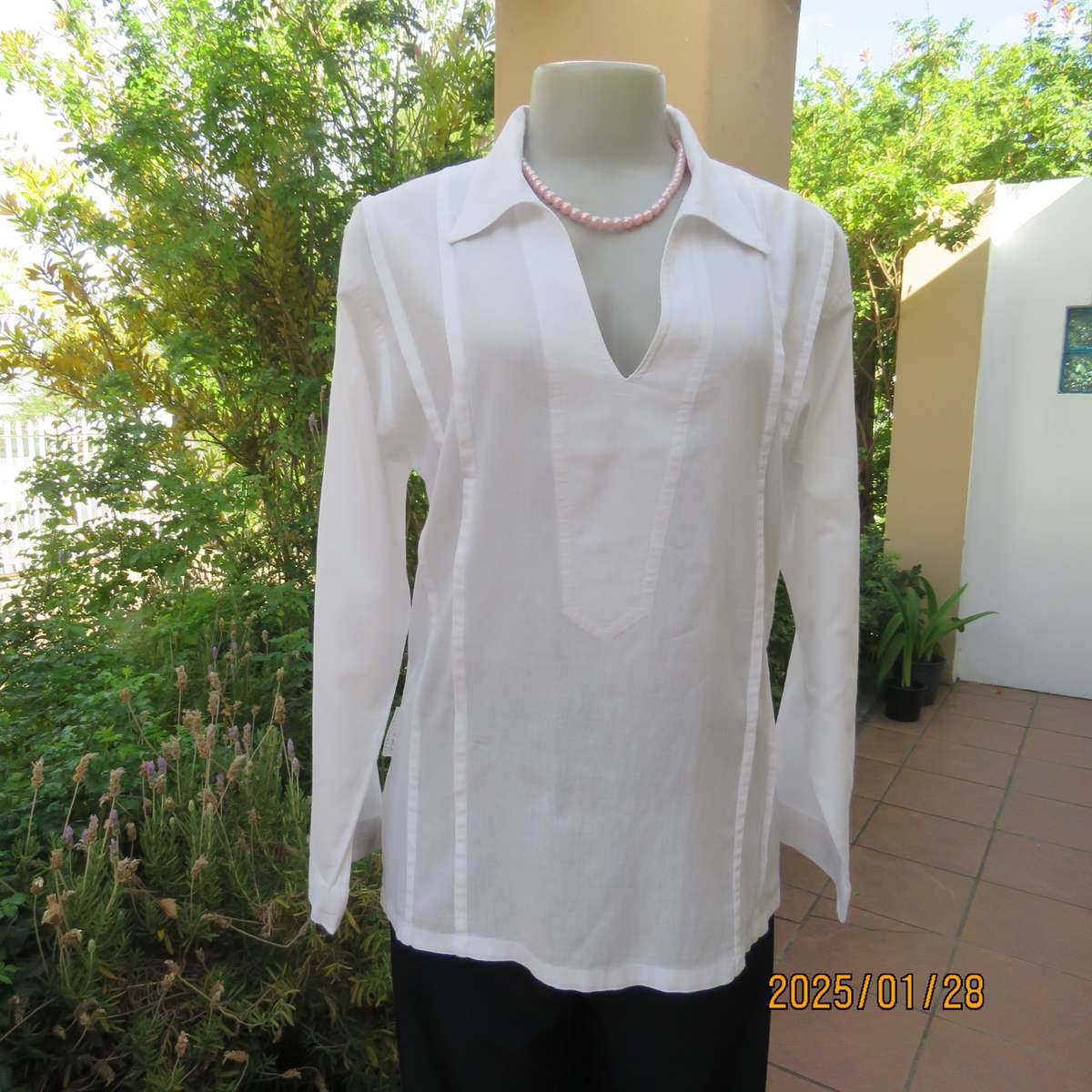Snow white ESSENTIAL wear slip over long sleeve fine cotton top. V neck with collar. Size 35. As new
