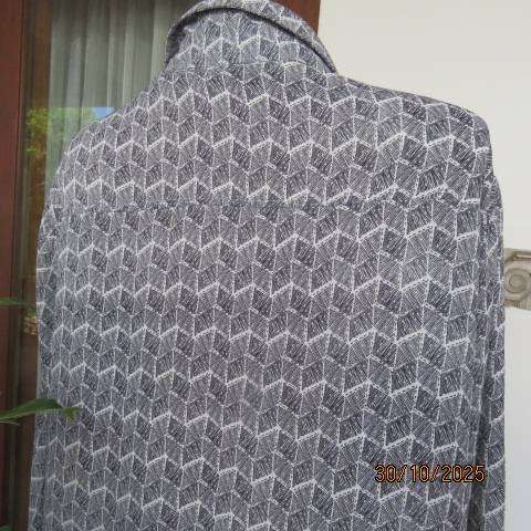 WOOLWORTHS very soft polyester black-white graphic print long sleeve top size 44