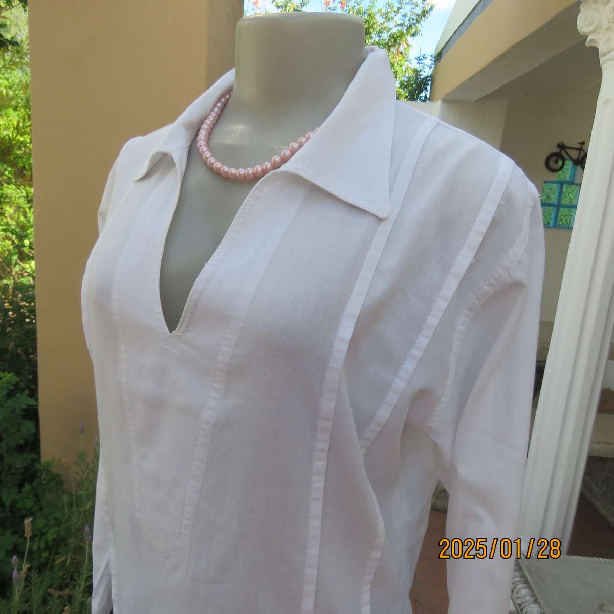 Snow white ESSENTIAL wear slip over long sleeve fine cotton top. V neck with collar. Size 35. As new