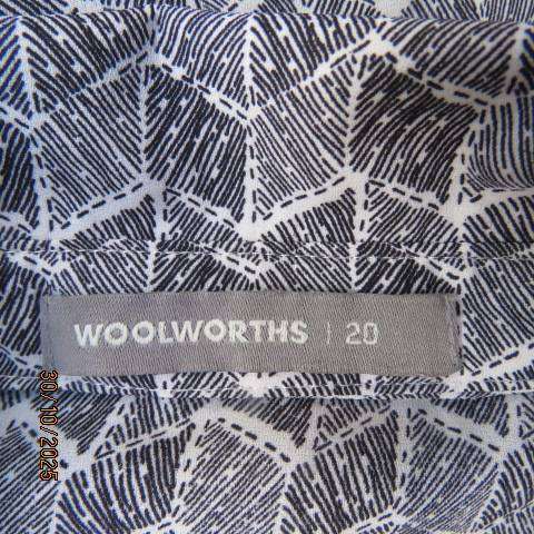 WOOLWORTHS very soft polyester black-white graphic print long sleeve top size 44