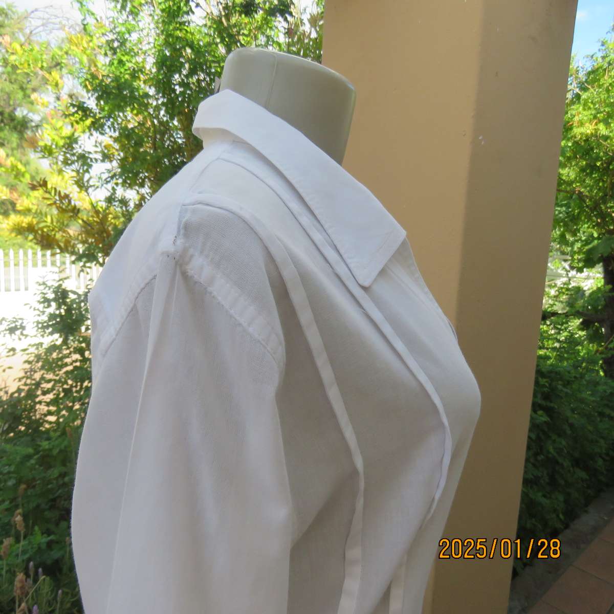 Snow white ESSENTIAL wear slip over long sleeve fine cotton top. V neck with collar. Size 35. As new