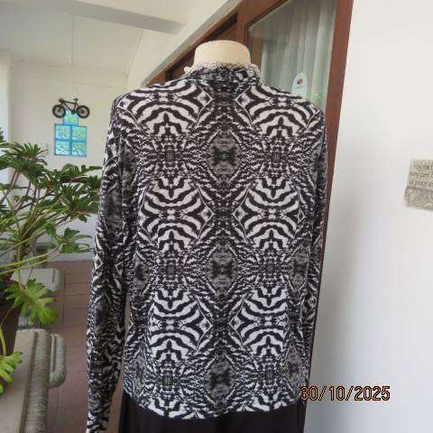 Animal print long sleeve top in black-white-grey. Warm soft polyester. Size 42