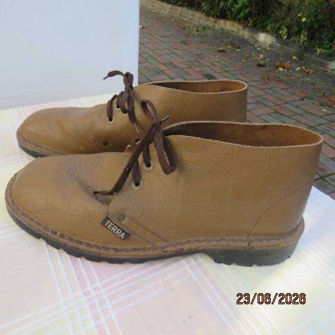TERRA men's genuine tan leather Tarzan shoes size 10 with buffelprint CPR sole
