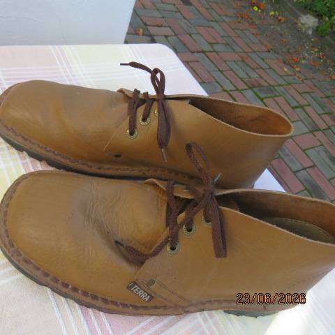 TERRA men's genuine tan leather Tarzan shoes size 10 with buffelprint CPR sole