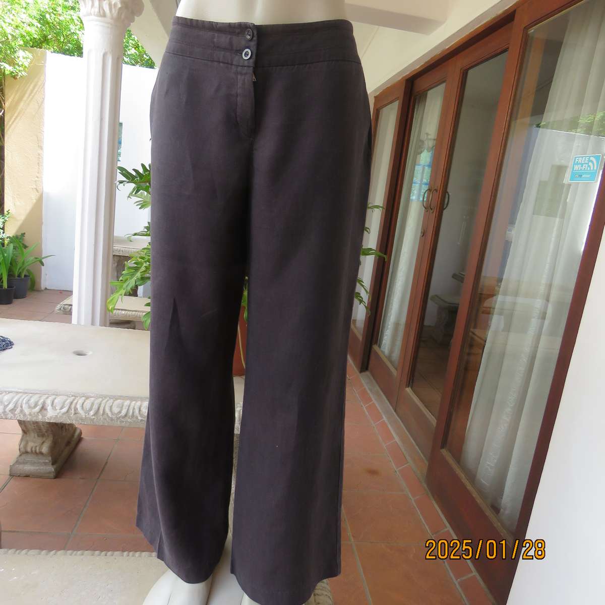 Slate black 100% linen straight legged pants size 36. By STUDIO W. Pockets sides. As new cond.