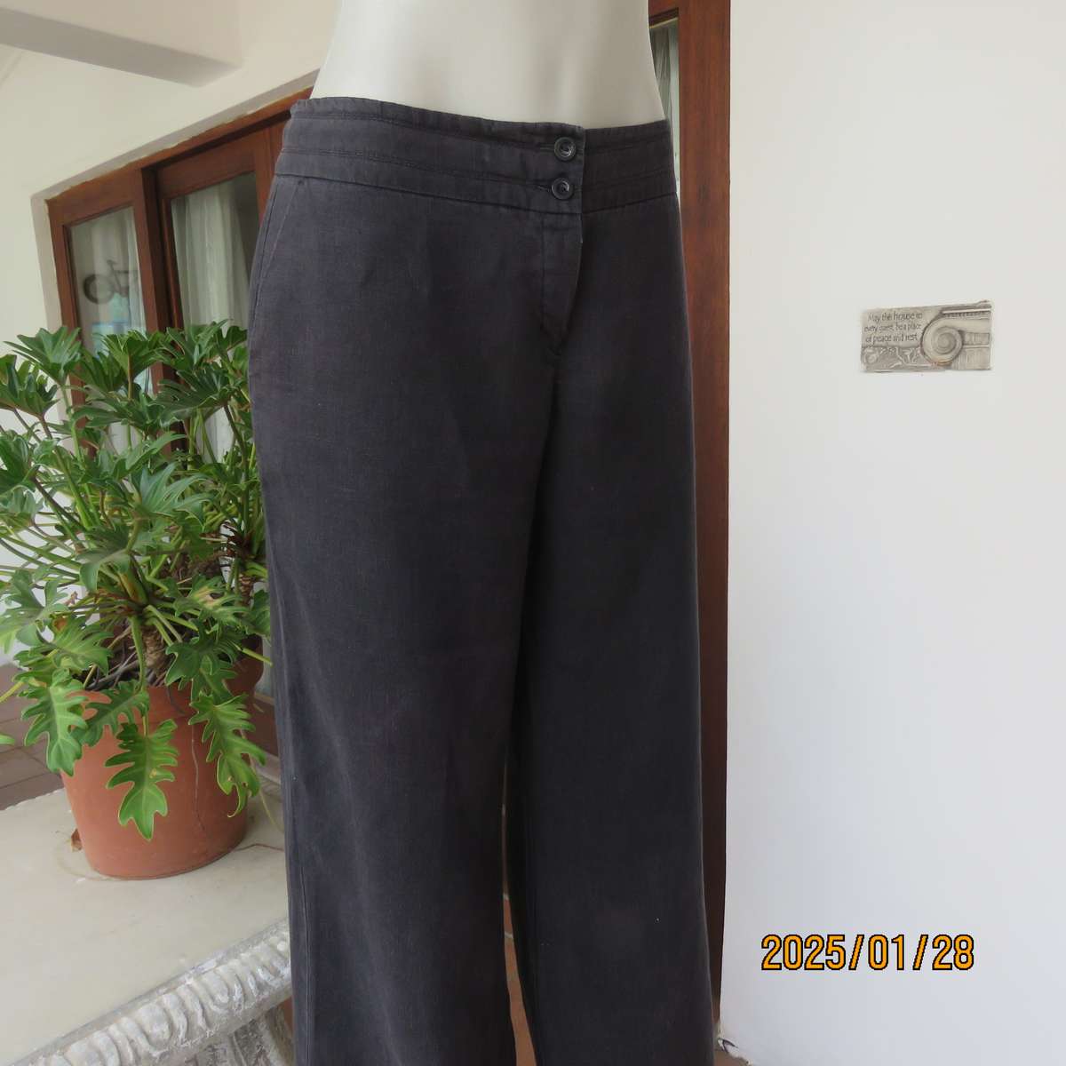 Slate black 100% linen straight legged pants size 36. By STUDIO W. Pockets sides. As new cond.