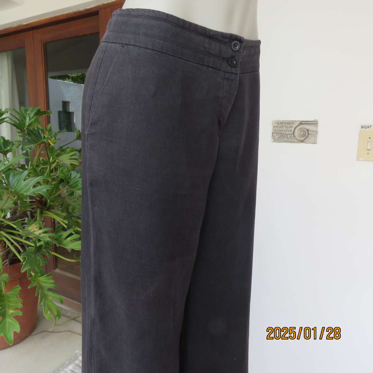 Slate black 100% linen straight legged pants size 36. By STUDIO W. Pockets sides. As new cond.
